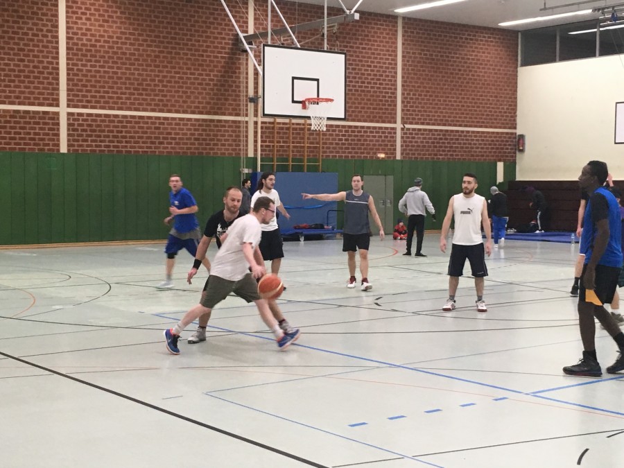 Das Foto zeigt die Basketballer bei der Veranstaltung Midnight Sports in der Sporthalle Von-der-Tann-Straße. - TrendSport