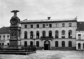 Das alte Mülheimer Rathaus teilten sich vor 1878 die Verwaltungen von Stadt- und Landbürgermeisterei - Stadtarchiv