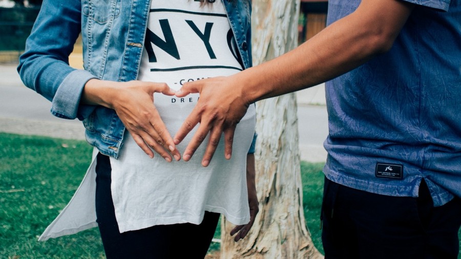 Junges Paar erwartet ein Baby. Netzwerk Frühe Hilfen stellt Angebotsbroschüre für junge und werdende Eltern vor. - Pixabay