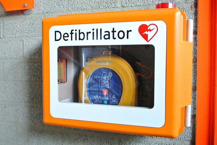 Defillibrator - städtische und vereinseigene Sportstätten sollen mit Defibrillatoren ausgestattet werden. - Pixabay