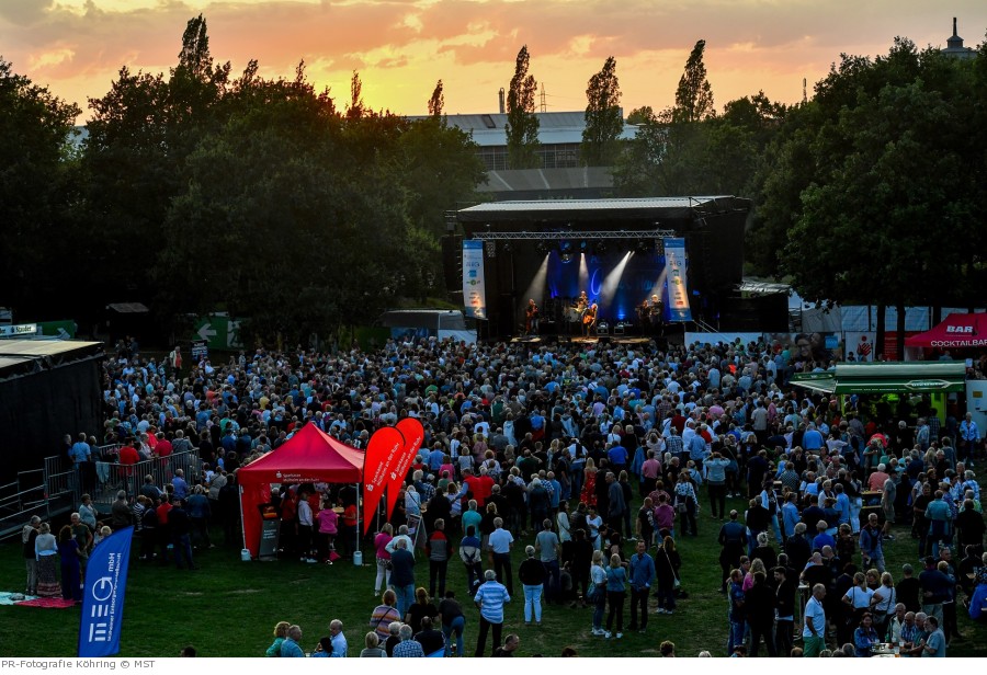 Rund 2.500 Besucherinnen und Besucher genossen am Samstag (10.8.) im MüGa-Park in Mülheim an der Ruhr die RUHRBÜHNE mit Albert Hammond, THE RATTLES und Marmalade - PR-Fotografie Köhring  MST