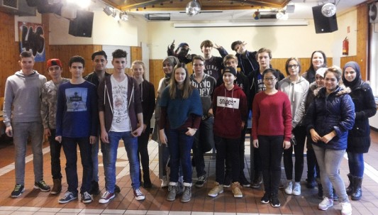 Schülerinnen und Schüler des Otto Pankok Gymnasiums und der Internationalen Vorbereitungsklasse an der Bruchstraße