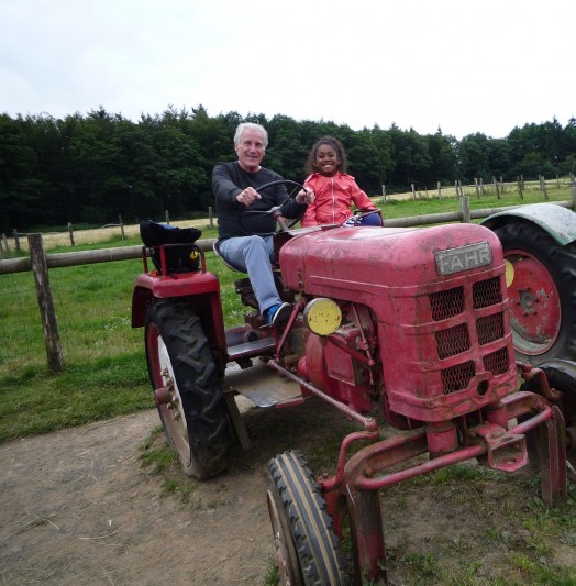 Reinhold Willeke hat ehrenamtlich eine Bildungspatenschaft beim CBE übernommen. Bei einem Ausflug auf den Bauernhof haben Pate und Patenkind einen Traktor erklommen.