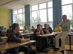 Heinz Lison im Gespräch mit Schülern der Hauptschule am Hexbachtal.