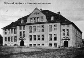 Das neue Schulgebäude der Volksschule am Klostermarkt in Saarn (eingeweiht am 12. September 1912)