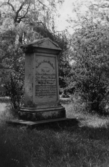 Der Grabstein der Familie Mathias Stinnes auf dem Altstadtfriedhof 