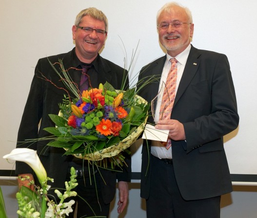 Prof. Schlögl, Direktor am MPI CEC (links), mit Prof. Umbach, der vom Max-Planck-Institut für Chemische Energiekonversion mit dem Frontiers in Chemical Energy Science Award 2015 geehrt wurde.