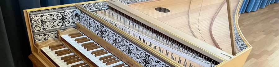Das Bild zeigt ein Cembalo (Ausschnitt) in einem Unterrichtsraum der Musikschule Mülheim. Das Cembalo zählt zu den historischen Instrumenten. - Musikschule Mülheim