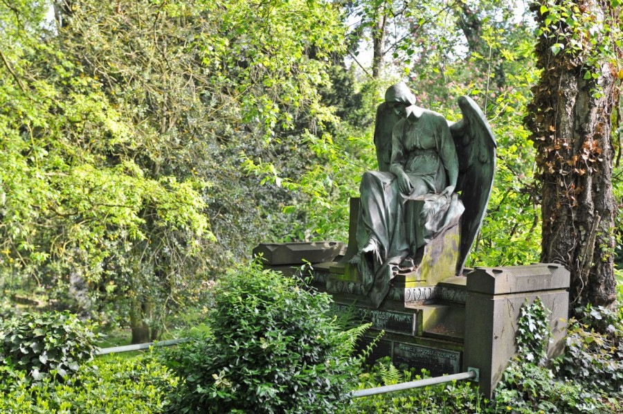 Engelstatue auf dem Altstadtfriedhof an der Kettwiger Straße - Walter Schernstein