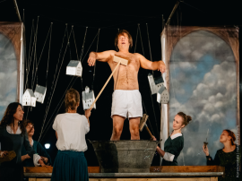 Szenenbild des Stücks KASPAR, aufgeführt vom Teatr Biuro Podrozy aus Posen beim Straßentheaterfestival Heißes Pflaster Vol. 1.