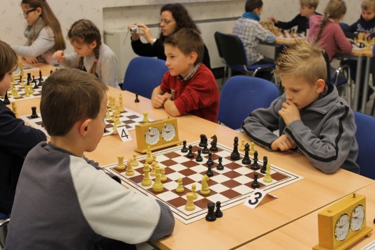 Konzentriert bestritten die Grundschüler ihre Partien beim Adventsschach. 