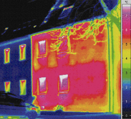 Die Thermografie zeigt den Unterschied zwischen einer unsanierten Doppelhaushälfte