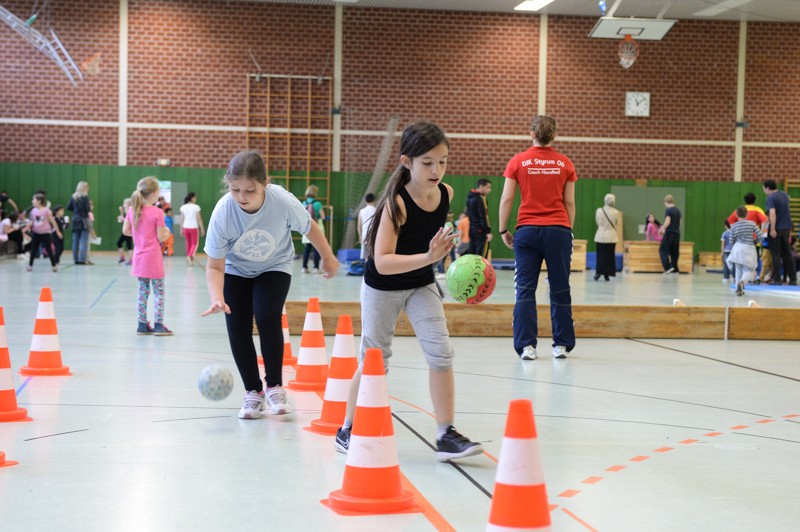 Kinder testen das Training für unterschiedliche Sportarten, nahmen Anweisungen der Übungsleiter entgegen. Styrumer Sporttag 2013.