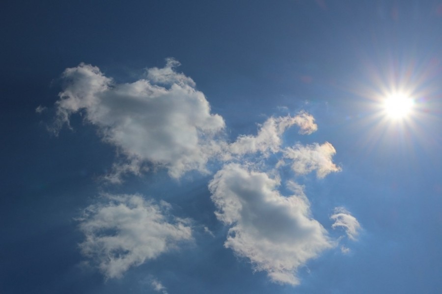 Die Sonne strahlt am blauen Himmel. Sommer, Wolken, Wärme, Hitze, Solarenergie - Pixabay