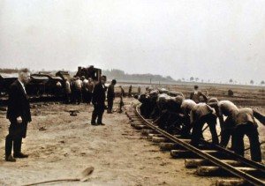 Häftlinge des AEL bei Gleisverschiebungen (August 1942)