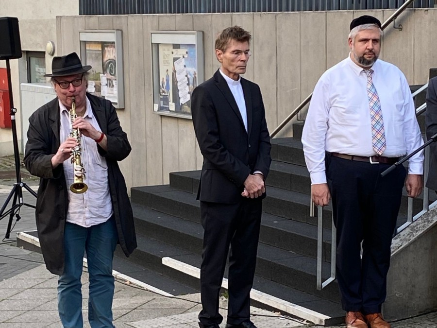 Solidaritätsveranstaltung auf dem Synagogenplatz. Stadtdechant Michael Janßen (m.) und Rabbiner David Geballe (r.) mit musikalischer Begleitung. - Online-Redaktion