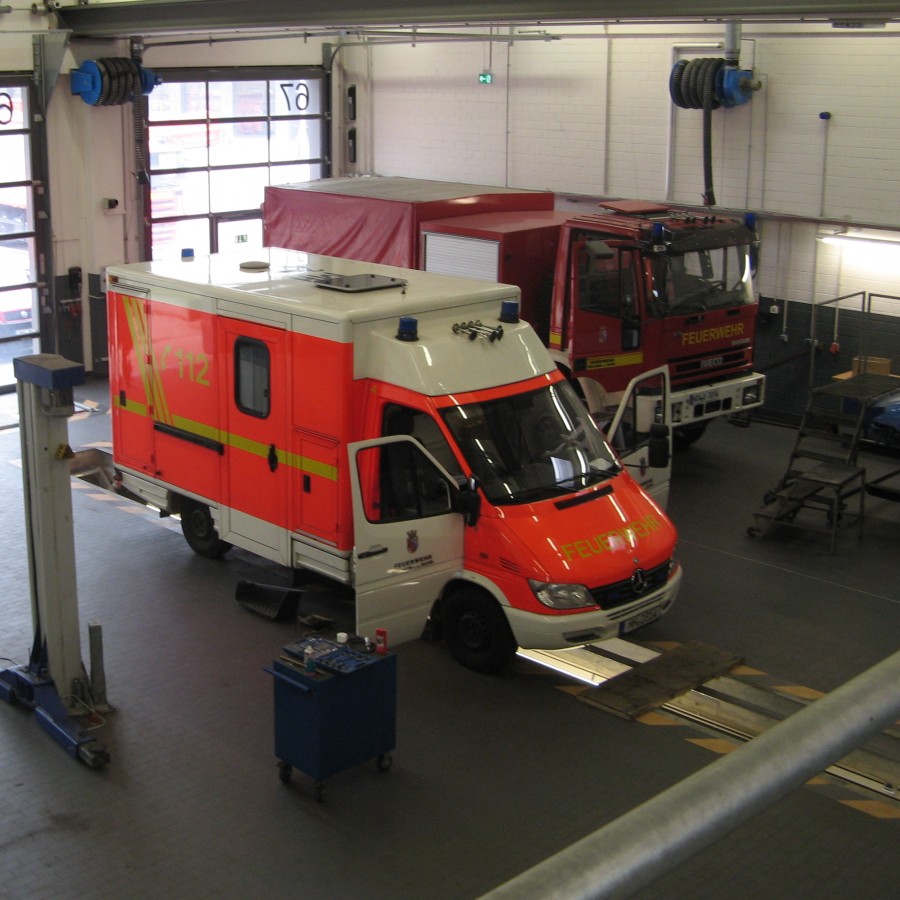 Rettungswagen in der KFZ-Werkstatt. Die Wartung und Reparatur des hochspezialisierten Fahrzeugparks erfolgt größtenteils in Eigenregie. 