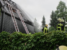 Löscharbeiten werden fortgesetzt. Vier Verletzte bei Dachstuhlbrand in Saarn. Ein Übergreifen des Feuers auf das Nachbargebäude konnte verhindert werden.