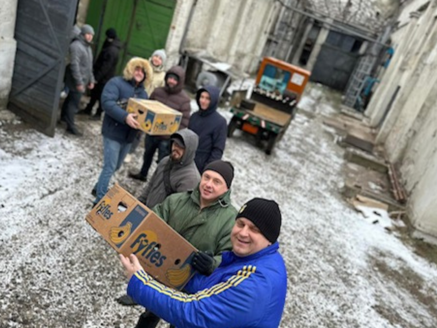 Hilfstransport mit Schuhkartons voller Hoffnung der humanitären Hilfsaktion der Mülheimer Initiative Tschernobyl-Kinder e.V. ist in ukrainischer Stadt Ivano-Frankivsk angekommen. - Stadt Ivano-Frankivsk