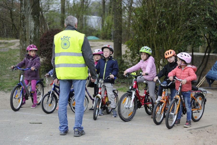 Kinderleicht  vom Laufrad zum Fahrrad: Kinder sollen noch mehr Sicherheit erlangen. Aufmerksam hörten die Kinder zu, was ihnen der Übungsleiter erklärte. - Claudia Pauli