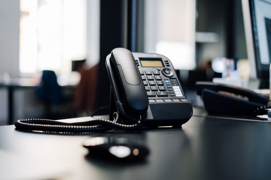 Schwarzes Telefon auf schwarzem Schreibtisch. Stichworte: Telefonserve, Callcenter, Hotline, Kommunikationscenter - Photo by Julian Hochgesang on Unsplash Schwarzes Telefon auf schwarzem Schreibtisch. Stichworte: Telefonserve, Callcenter, Hotline, Kommunikationscenter - Photo by Julian Hochgesang on Unsplash