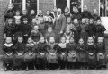 Zweite Klasse der evangelischen Schule Saarn mit Klassenlehrer (um 1897)