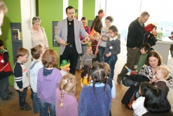 Rund 1000 Besucher beim Puppentheaterfest am 7. März 2010 im MedienHaus - Wolfgang Kaup-Wellfonder (Wodo-Puppenspiel) begeistert die Kinder