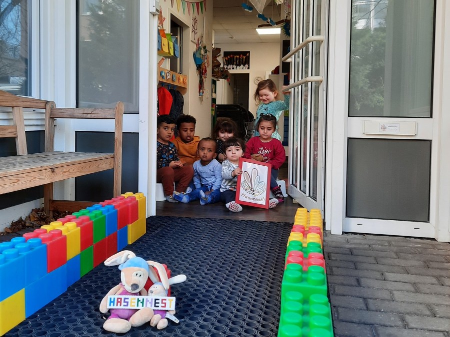 Lachende Kinder von der Kindertageseinrichtung Hasennetz öffnen die Tür die Werkstattwoche 2022.  In diesem Jahr findet zum 12. Mal die Eppinghofer Werkstattwoche statt. - Stefan Rixecker