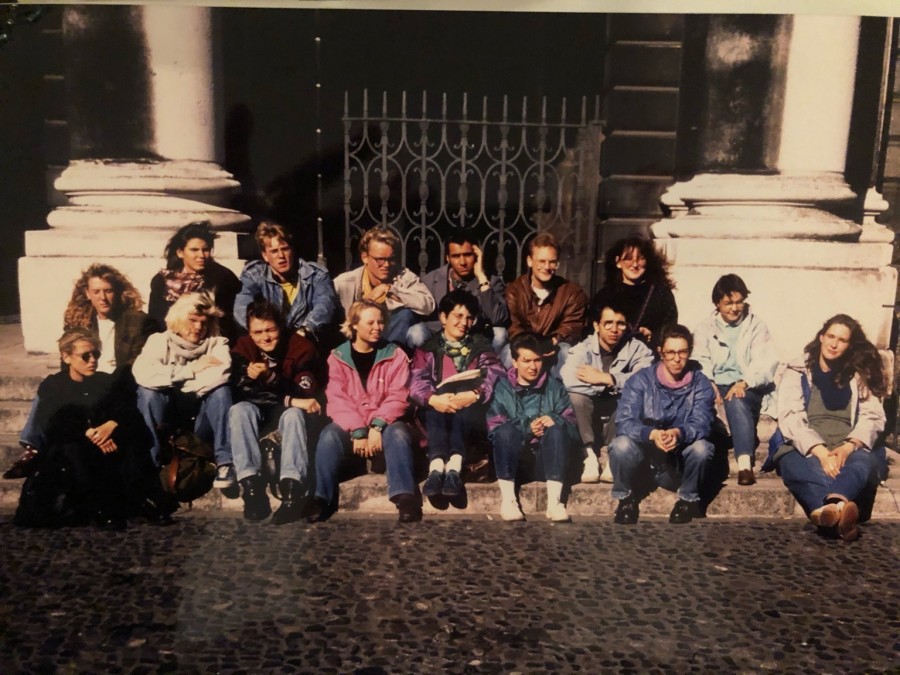 Kursfahrt der Mülheimer Gustav-Heinemann-Gesamtschule nach Irland im Jahr 1990. Das Foto zeigt die Schülerinnen und Schüler des Englisch-Leistungskurses (LK302) vor dem Trinity College in Dublin auf der Eingangstreppe sitzend. - Anja Keienburg