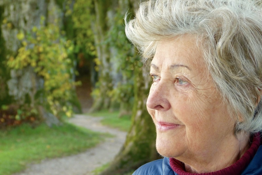 Ältere Frau in einem Park schaut entspannt. Senioren, Seniorinnen, Alter - Bild von silviarita auf Pixabay