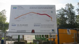 Foto vom aktuellen Baufortschritt zu Verlegung und Teilrenaturierung des Rumbachs - Beginn zweiter Bauabschnitt: Bauschild