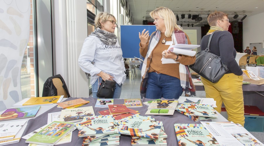 Mehrsprachige Kinderbücher verschiedener Verlage waren zur Ansicht ausgelegt. - Kommunales Integrationszentrum Mülheim an der Ruhr