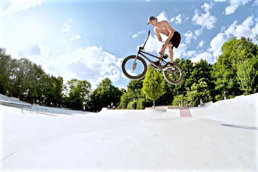 Das Foto zeigt Moritz Hofmeister beim BMX-Fahren auf der Skateanlage Südstraße in Mülheim an der Ruhr