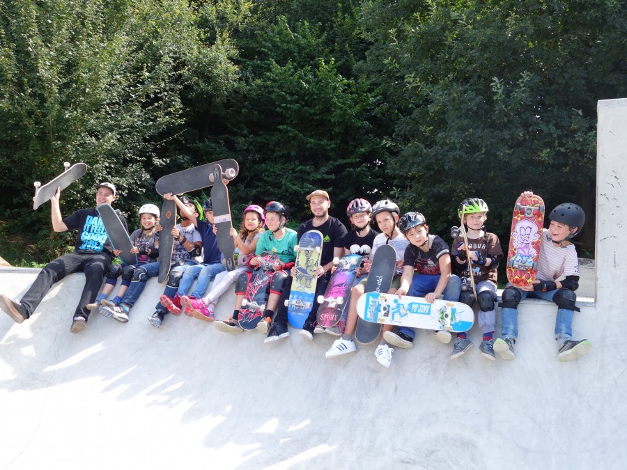 Das Foto zeigt die Teilnehmer des Skateboardkurses im Jahr 2016 - TrendSport Mülheim