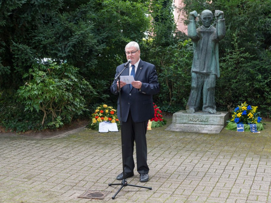 Bürgermeister Markus Püll hält eine Rede bei der Kranzniederlegung in Gedenken an die Opfer des Nationalsozialismus. - Helena Grebe / Onlineteam