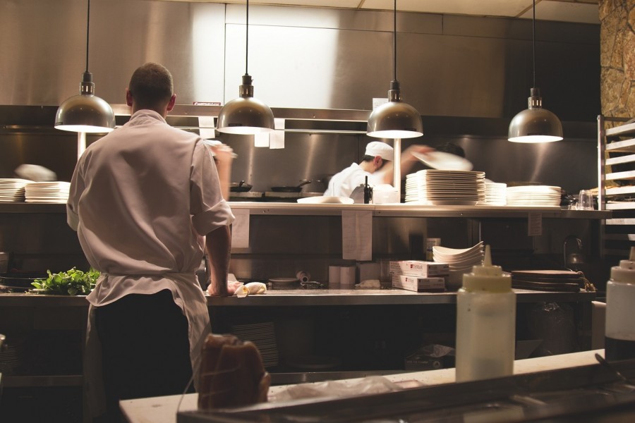 Einblick in eine Restaurantküche. Wenn Sie schwere hygienische Mängel in einem Betrieb beobachtet haben, legen Sie eine Verbraucherbeschwerde ein - Pixabay