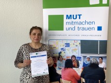 Frau N.Brüntgens erhält ihr MUT-Digital Zertifikat.

 - Quelle/Autor: Koordinierungsstelle  MUT und Opstapje - Haccan&#305;m &#350;akar-Ak