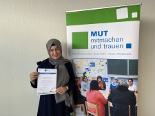 Frau A.Akbas-Yazici erhält ihr MUT-Digital Zertifikat. - Quelle/Autor: Koordinierungsstelle  MUT und Opstapje - Haccan&#305;m &#350;akar-Ak