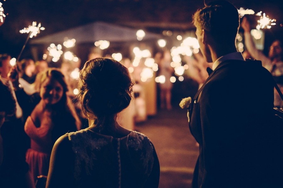 Für Ihre Hochzeit wünschen Sie sich ein Feuerwerk? Hier finden Sie alle wichtigen Informationen. - Photo von Andreas Rnningen auf Unsplash