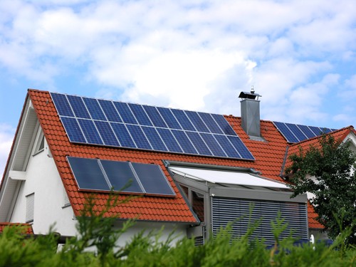 Einfamilienhaus mit Solardach. Strom und Wärme von Ihrem Dach. Das neue Mülheimer Solardachkataster informiert über die solare Eignung der Gebäudedächer im Stadtgebiet Mülheim an der Ruhr.  