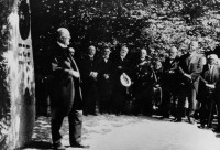 Vorstand und Mitglieder des Mülheimer Geschichtsvereins bei der Einweihung des Von-Kamp-Denkmals im Witthausbusch am 14. Juli 1929