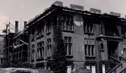 Wiederaufbau der im Krieg zum Teil zerstörten Augenklinik (um 1950)