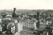 Blick vom Rathausturm auf den Kirchenhügel und die stark beschädigten Häuser der Innenstadt.
 - Quelle/Autor: Stadtarchiv