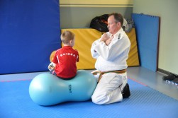 Judo für Kids in der Kita Rasselbande: Georg Wolters erklärte jedem Kind, worauf es achten sollte.
