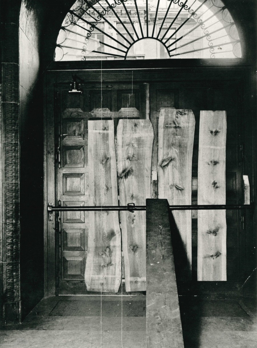 Die von innen verbarrikadierte Tür während des Sturms auf das Rathaus, nachdem sie eingeschlagen worden war, April 1923. (Quelle: Stadtarchiv Mülheim an der Ruhr) - Stadtarchiv