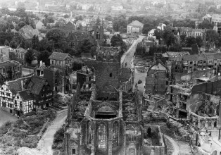 Blick auf die ausgebombte Petrikirche (o.D., vermutlich 1947)