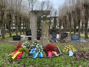 Internationaler Holocaust-Erinnerungstag. Gedenken an die Befreiung des Konzentrationslagers Auschwitz am 27. Januar 1945. Kränze vor dem Mahnmal auf dem Jüdischen Friedhof.