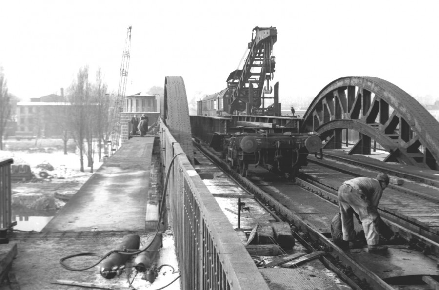 Eisenbahnbrücke über die Ruhr: Einschiebung der Fugängerbrücke am 22. Dezember 1963 - Stadtarchiv