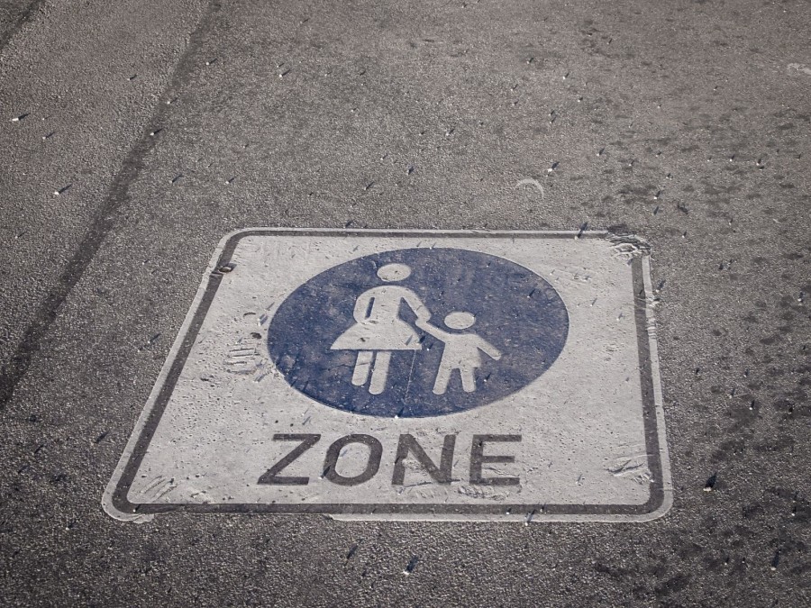 Symbol der Fußgängerzone auf dem Boden. Verkehrsbereiche, Einkaufsstraßen, Innenstadt - Canva
