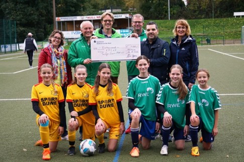 Der  Verein TuSpo Saarn e. V. unterstützt den VFS und die Schulmeisterschaften im Fußball. - Mülheimer Sportbund e. V.